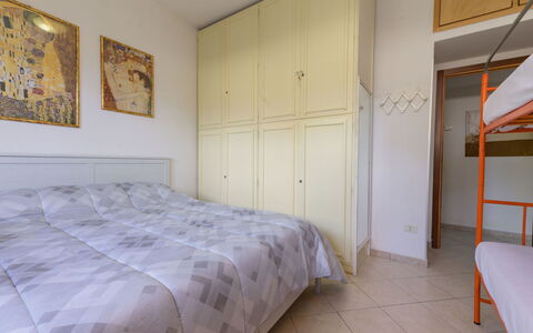 Atelier Vella: Lit, Chambre, Sol, Sol, Bois, Drap De Lit, Design Intérieur, Literie, Meubles, Pièce