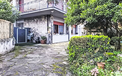 Atelier Vella: Zone Résidentielle, Balcon, Banlieue, Familiale, Allée, Parking, Mid-Taille Car, Voiture Compacte, City Car