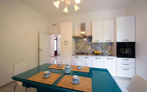Villa Sam: Design Intérieur, Sol, Meubles, Bois, Sol, Pièce, Plafond, Cuisine, Comptoir, Éclairage