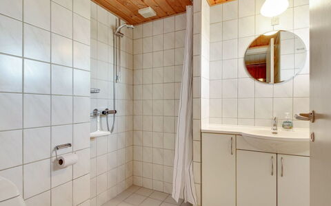 Monna - from the Sea: Lavabo, Salle De Bains, Luminaire Plomberie, Sol, Mur, Sol, Design Intérieur, Évier, Bois, Toilette