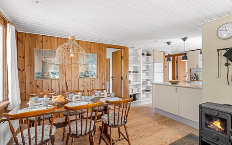 Monna - from the Sea: Bois, Plafond, Meubles, Domicile, Dur, Cuisine, Pièce, Cabinetry, Tache De Bois, Chalet