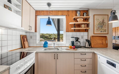 Monna - from the Sea: Cuisine, Appareil De Cuisine, Comptoir, Principaux Appliance, Meubles, Cabinetry, Bois, Design Intérieur, Sol, Électroménager