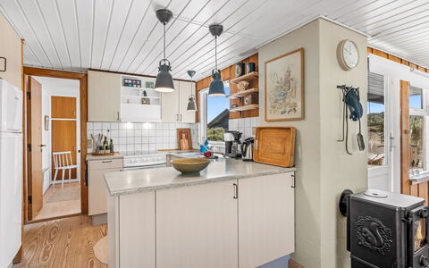 Monna - from the Sea: Bois, Cuisine, Meubles, Cabinetry, Comptoir, Appareil De Cuisine, Principaux Appliance, Plafond, Électroménager, Tache De Bois