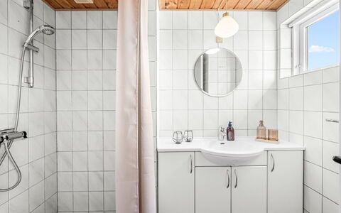 Monna - from the Sea: Luminaire Plomberie, Évier, Sol, Design Intérieur, Lavabo, Sol, Salle De Bains, Robinet, Plomberie, Pièce