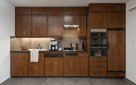 Sous-Le-Moulin: Bois, Cabinetry, Cuisine, Sol, Principaux Appliance, Marron, Appareil De Cuisine, Comptoir, Placard, Cuisinière
