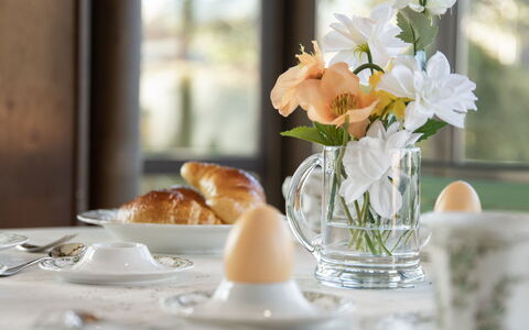 Sous-Le-Moulin: Vaisselle, Serveware, Coupe, Drinkware, Table, Vaisselle, Fleurs De Coupe, Porcelaine, Meubles, Aliments