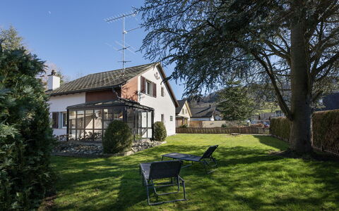 Sous-Le-Moulin: Maison, Zone Résidentielle, Toit, Domicile, Arbuste, Chalet, Zone Rurale, Jardin, Aménagement Paysager, Cour
