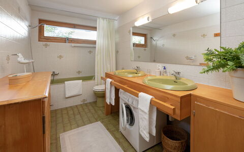 Veni, Vidi, Mansi: Design Intérieur, Lavabo, Luminaire Plomberie, Sol, Meubles, Bois, Évier, Plafond, Sol, Salle De Bains