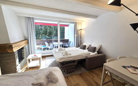 La Riva Mountain Apartment: Meubles, Design Intérieur, Sol, Sol, Chambre, Lit, Appartement, Plafond, Literie, Drap De Lit