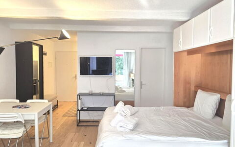 La Riva Mountain Apartment: Meubles, Design Intérieur, Sol, Sol, Bois, Plafond, Chambre, Lit, Pièce, Appartement