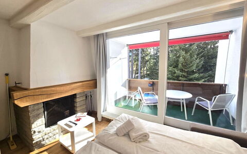 La Riva Mountain Apartment: Chaise, Linge, Daylighting, Balcon, Oreiller