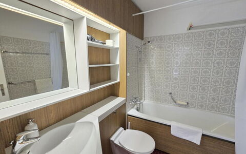 La Riva Mountain Apartment: Salle De Bains, Lavabo, Luminaire Plomberie, Design Intérieur, Mur, Évier, Sol, Sol, Robinet, Baignoire