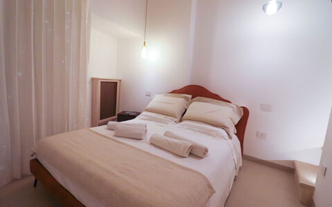 Bacchus: Historic Charming Home: Lit, Chambre, Design Intérieur, Bois, Sol, Drap De Lit, Sol, Plafond, Literie, Meubles
