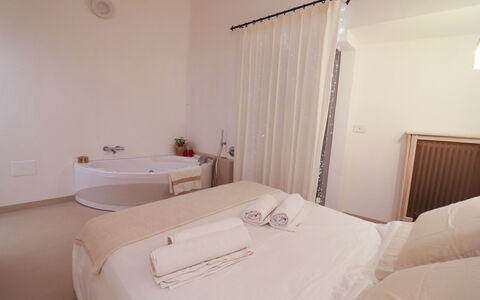 Bacchus: Historic Charming Home: Design Intérieur, Sol, Sol, Plafond, Chambre, Lit, Pièce, Meubles, Appartement, Cadre De Lit