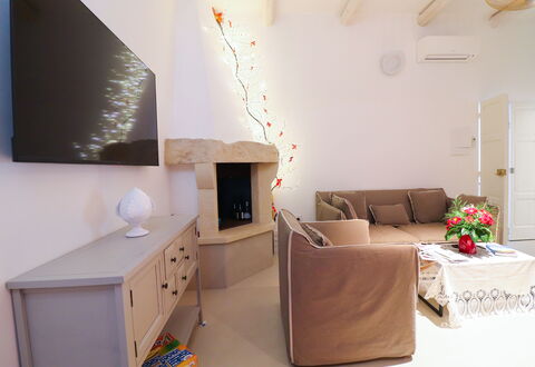 Bacchus: Historic Charming Home: Meubles, Design Intérieur, Mur, Canapé, Sol, Bois, Sol, Pièce, Salon, Plafond