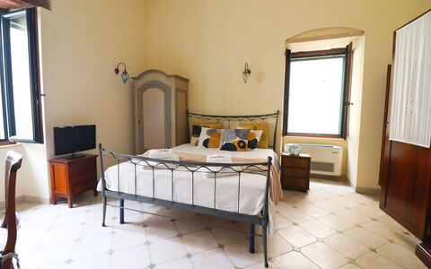 Scilla Centro Storico Otranto: Lit, Mur, Chambre, Meubles, Design Intérieur, Sol, Sol, Drap De Lit, Literie, Cadre De Lit