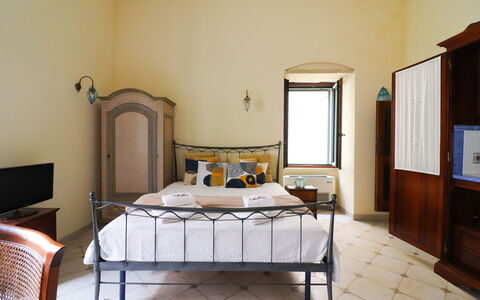 Scilla Centro Storico Otranto: Meubles, Lit, Chambre, Mur, Design Intérieur, Drap De Lit, Bois, Literie, Sol, Sol