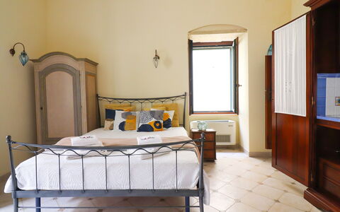 Scilla Centro Storico Otranto: Lit, Meubles, Chambre, Mur, Literie, Drap De Lit, Design Intérieur, Bois, Sol, Pièce