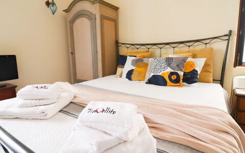 Scilla Centro Storico Otranto: Lit, Meubles, Chambre, Literie, Drap De Lit, Design Intérieur, Linge, Pièce, Textile, Cadre De Lit