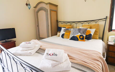 Scilla Centro Storico Otranto: Lit, Chambre, Literie, Meubles, Drap De Lit, Design Intérieur, Linge, Textile, Pièce, Cadre De Lit