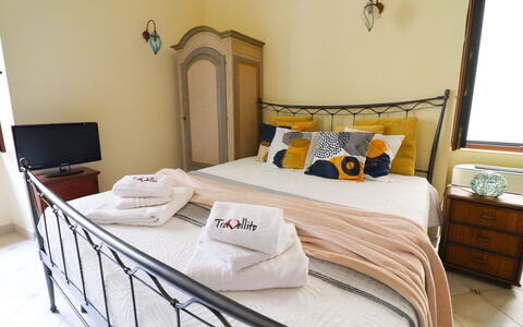 Scilla Centro Storico Otranto: Lit, Chambre, Meubles, Literie, Drap De Lit, Design Intérieur, Linge, Pièce, Sol, Cadre De Lit