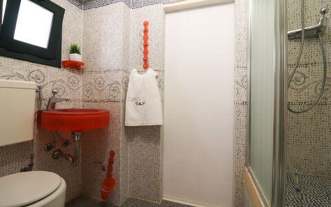 Scilla Centro Storico Otranto: Salle De Bains, Siège De Toilette, Luminaire Plomberie, Mur, Toilette, Lavabo, Design Intérieur, Évier, Sol, Plomberie