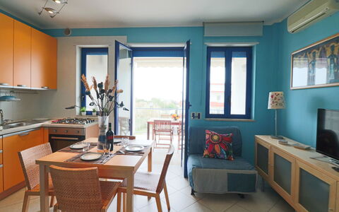 Circe Sea View: Meubles, Design Intérieur, Chaise, Table, Table Cuisine Et Salle A Manger, Sol, Pièce, Appartement, Salle À Manger, Tache De Bois