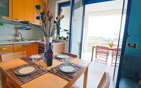 Circe Sea View: Sol, Design Intérieur, Meubles, Sol, Appartement, Chaise, Tache De Bois, Table Cuisine Et Salle A Manger, Plante D'Appartement, Salle À Manger