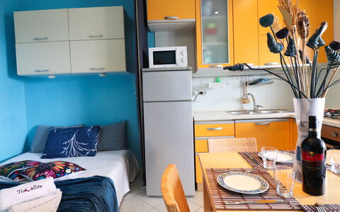 Circe Sea View: Meubles, Pièce, Design Intérieur, Appartement, Chaise, Principaux Appliance, Rideau, Cuisine, Électroménager, Cabinetry