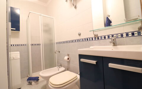 Circe Sea View: Luminaire Plomberie, Sol, Lavabo, Sol, Salle De Bains, Évier, Design Intérieur, Siège De Toilette, Robinet, Toilette