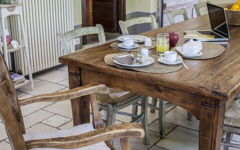 Villa Il Colto: Meubles, Bois, Table, Sol, Chaise, Salle À Manger, Design Intérieur, Table Cuisine Et Salle A Manger, Sol, Marron