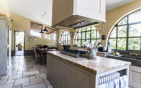 Villa Il Colto: Cuisine, Meubles, Design Intérieur, Comptoir, Sol, Bois, Appareil De Cuisine, Sol, Cabinetry, Plafond