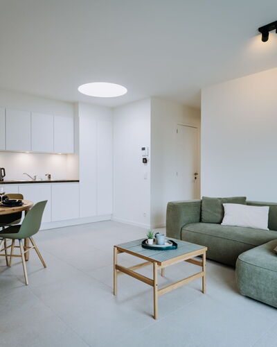 West Bay with Parking & Balcony: Design Intérieur, Meubles, Sol, Mur, Sol, Plafond, Bois, Luminaire, Salon, Pièce