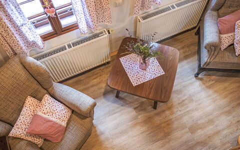 Maršovka: Meubles, Design Intérieur, Sol, Bois, Sol, Canapé, Salon, Pièce, Table, Parquet