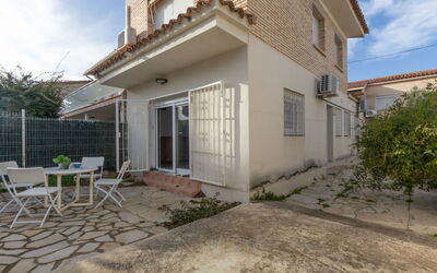 Cambrils 68: Mur, Bâtiment, Fenêtre, Zone Résidentielle, Maison, Domicile, Quartier, Façade, Toit, Porte