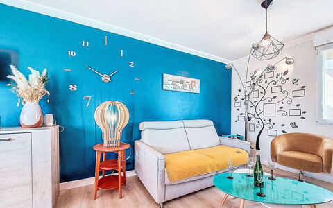 Elioluaso: Meubles, Bleu, Design Intérieur, Mur, Sol, Sol, Salon, Pièce, Éclairage, Plafond