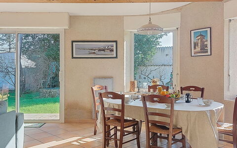 Le Château 3: Meubles, Chaise, Design Intérieur, Salle À Manger, Table, Table Cuisine Et Salle A Manger, Bois, Sol, Sol, Pièce