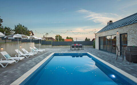 Das Klet: Bleu, Piscine, Recours, Composite, Mobilier De Jardin, Eco Hôtel, Balancelle, Hôtel, Caractéristique De L'Eau, Villa