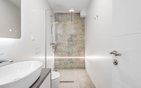The Tinel: Salle De Bains, Sol, Mur, Luminaire Plomberie, Design Intérieur, Sol, Plafond, Toilette, Plomberie, Tuile