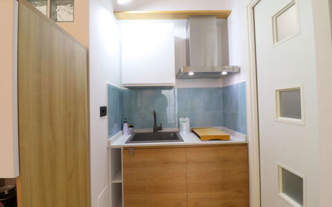 Malika: Design Intérieur, Cuisine, Mur, Appareil De Cuisine, Principaux Appliance, Comptoir, Sol, Bois, Cabinetry, Sol