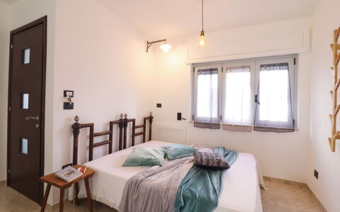 Malika: Lit, Chambre, Design Intérieur, Mur, Meubles, Literie, Sol, Sol, Drap De Lit, Bois