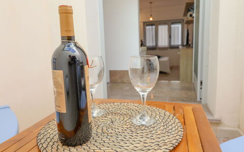 Malika: Vaisselle, Meubles, Drinkware, Table, Bouteille, Serveware, Bar, Verres À Pied, Bouteille En Verre