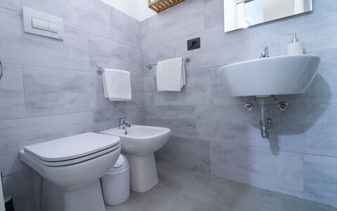 Malika: Salle De Bains, Sol, Luminaire Plomberie, Sol, Siège De Toilette, Évier, Lavabo, Toilette, Design Intérieur, Robinet