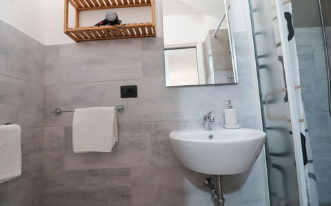 Malika: Mur, Sol, Design Intérieur, Sol, Luminaire Plomberie, Salle De Bains, Pièce, Domicile, Plomberie, Évier