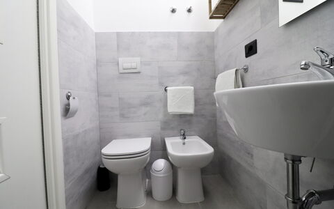Malika: Sol, Sol, Luminaire Plomberie, Design Intérieur, Salle De Bains, Évier, Siège De Toilette, Toilette, Domicile, Plomberie
