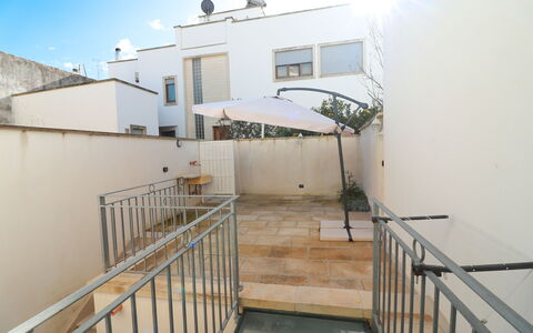 Malika: Sol, Sol, Balustrade, Appartement, Balcon, Escaliers, Daylighting, Cour, Plante D'Appartement, Balustre