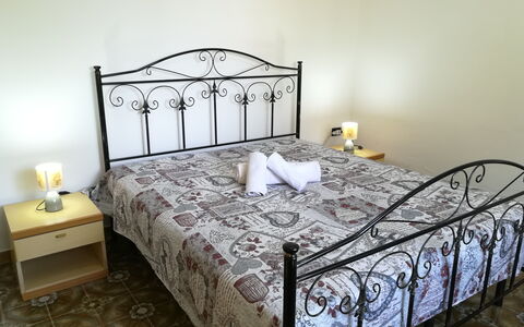 Villa Maddalena: Lit, Literie, Chambre, Drap De Lit, Meubles, Linge, Design Intérieur, Sol, Pièce, Cadre De Lit