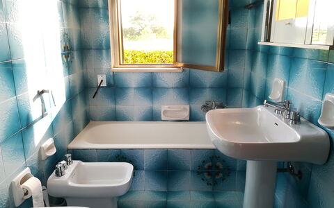 Villa Maddalena: Salle De Bains, Luminaire Plomberie, Robinet, Évier, Lavabo, Sol, Plomberie, Toilette, Design Intérieur, Sol