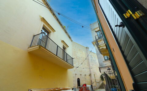 Cariddi Dimora Otranto: Mur, Jaune, Architecture, Composite, Ruelle, Le Fer, Béton, Ombre, Balcon