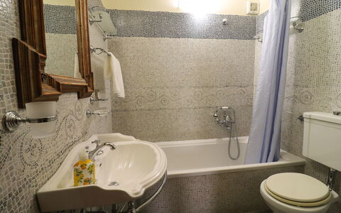 Cariddi Dimora Otranto: Salle De Bains, Lavabo, Luminaire Plomberie, Évier, Design Intérieur, Robinet, Sol, Baignoire, Plomberie, Sol